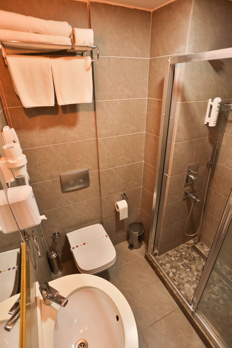 Triple Room | Bathroom | Shower, rainfall showerhead, free toiletries, hair dryer