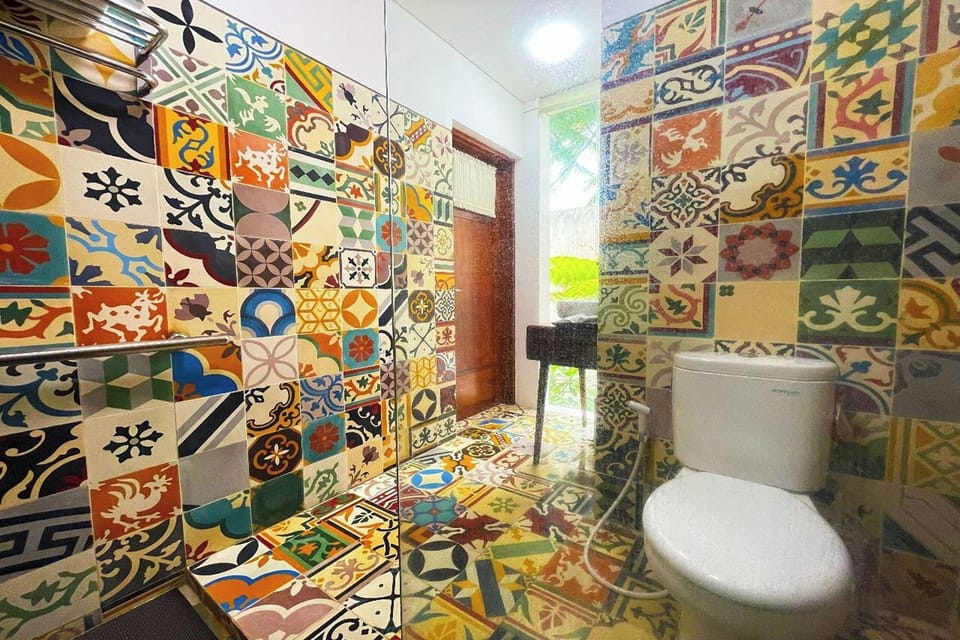 Junior Suite | Bathroom | Shower, rainfall showerhead, free toiletries, hair dryer