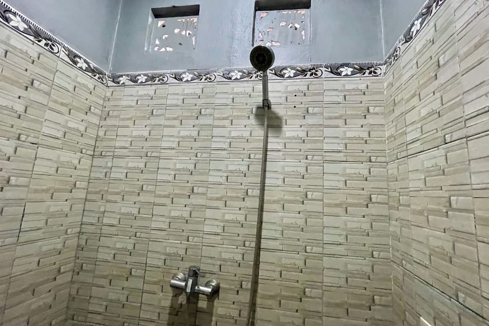 Family Room | Bathroom | Shower, rainfall showerhead, free toiletries, bidet