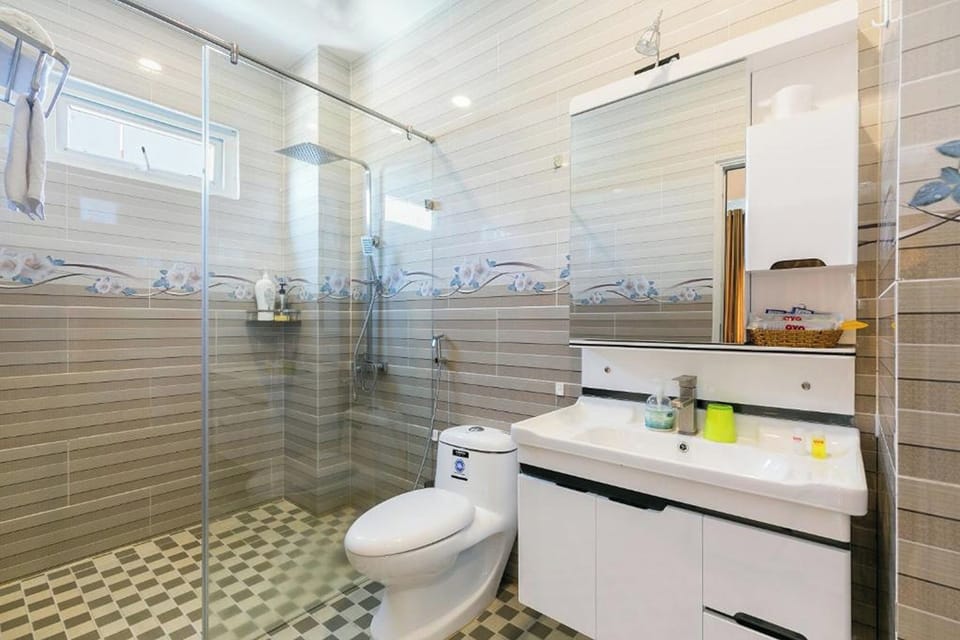 Shower, rainfall showerhead, free toiletries, hair dryer