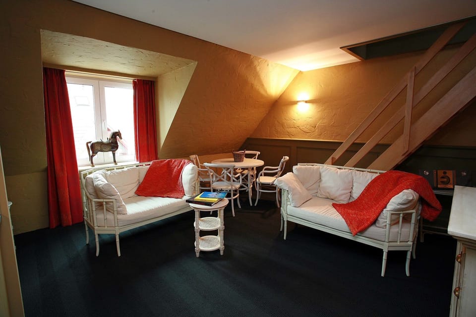 Deluxe Suite | Living area | 32-inch flat-screen TV with cable channels, TV, DVD player