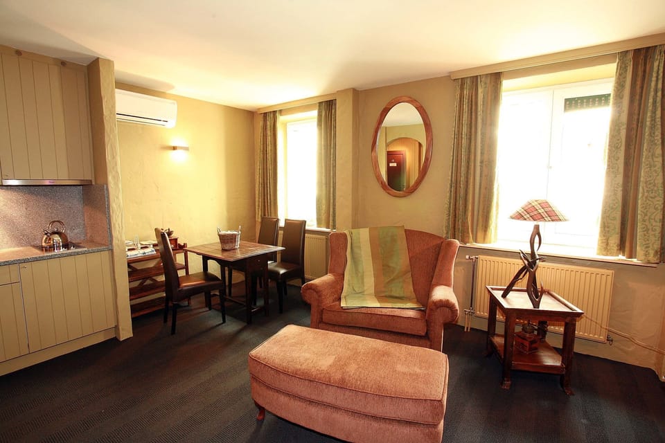 Suite | Living area | 32-inch flat-screen TV with cable channels, TV, DVD player