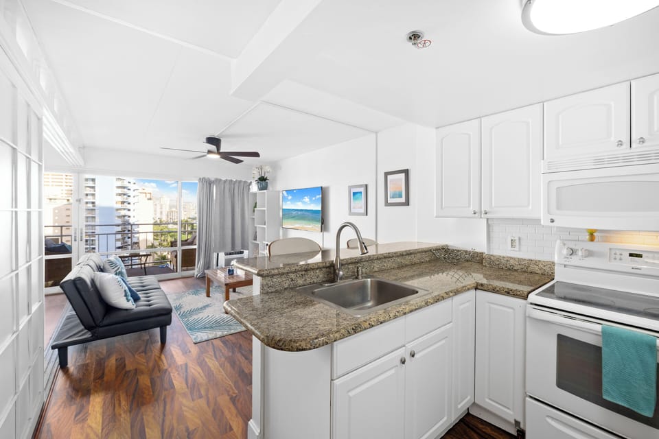Waikiki Beach Style Studio 5 Star Location | Private kitchen