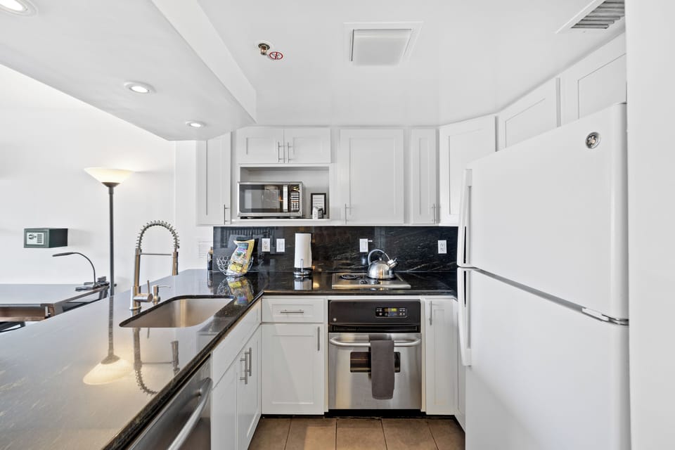 Modern Waikiki Studio with Spacious City Views | Private kitchen