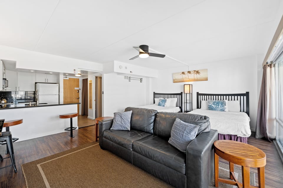 Modern Waikiki Studio with Spacious City Views | Living area