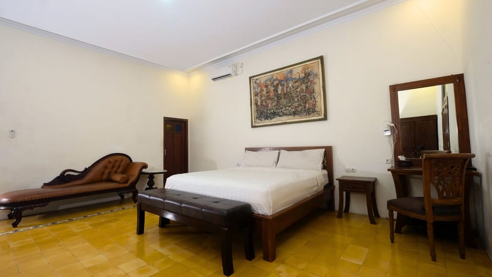 Family Room | Laptop workspace, free WiFi, bed sheets