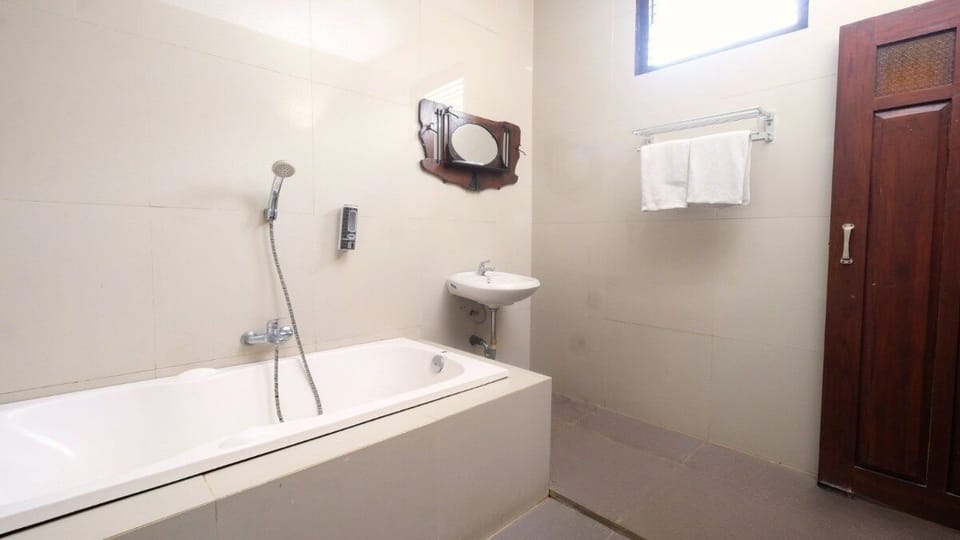 Family Room | Bathroom | Shower, towels, toilet paper