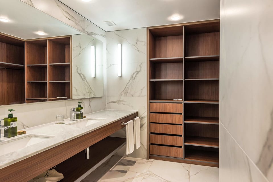 Junior Suite | Bathroom | Shower, eco-friendly toiletries, hair dryer, towels
