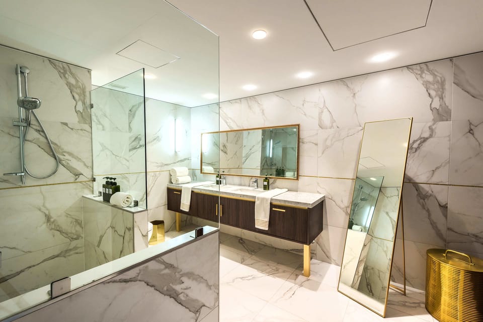 Presidential Suite | Bathroom | Shower, eco-friendly toiletries, hair dryer, towels