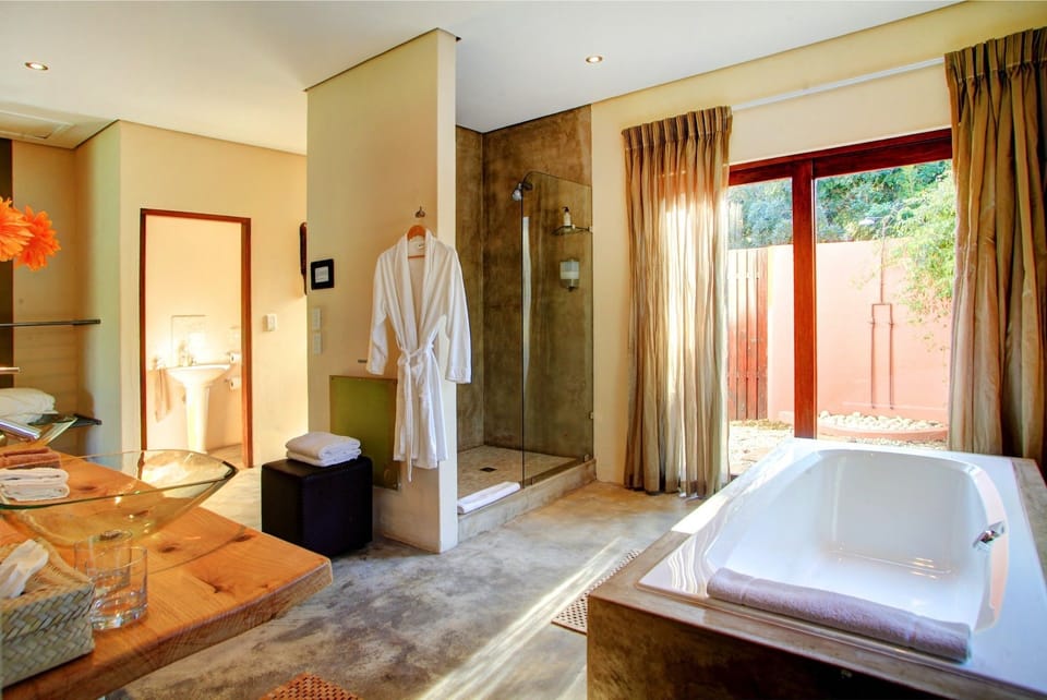 Luxury Suite, Garden Area | Bathroom shower