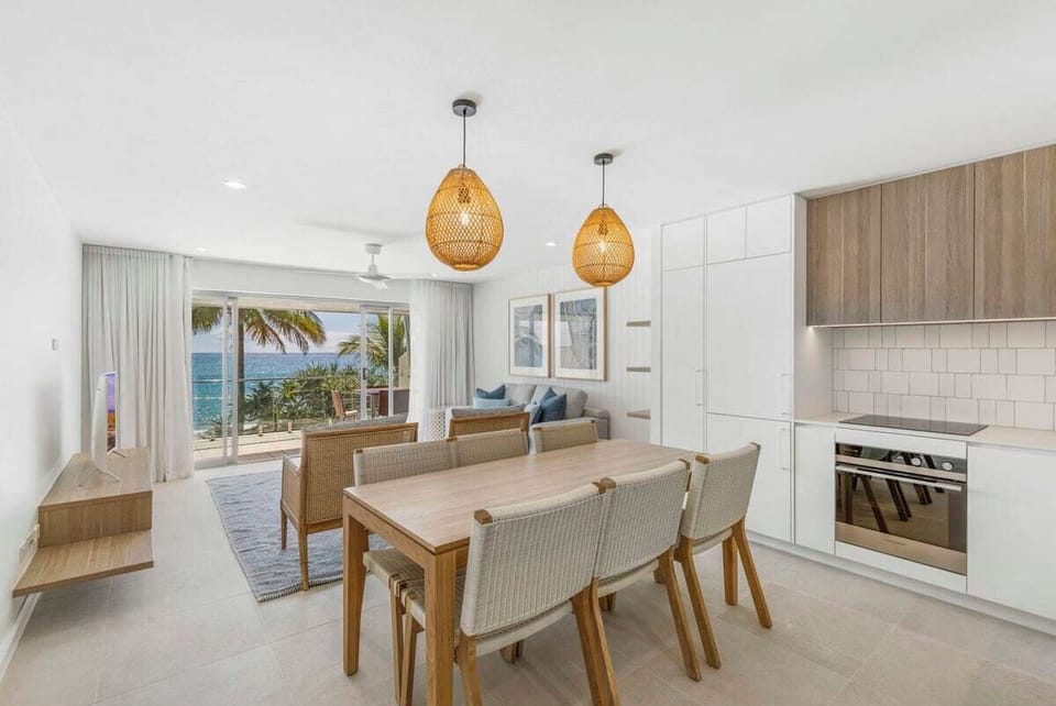 Signature Beachfront 2 Bedroom Suite | Living area