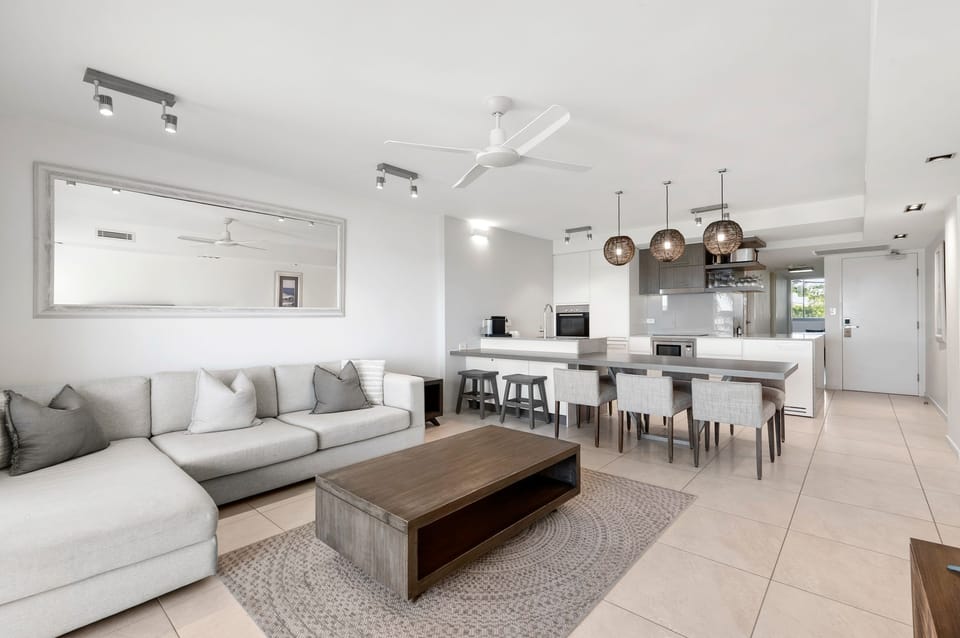 Beachfront Superior 2 Bedroom Apartment | Living area