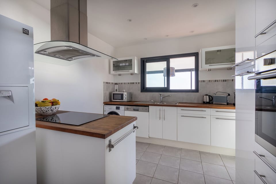 Comfort Villa, Sea View | Private kitchen | Electric kettle, highchair