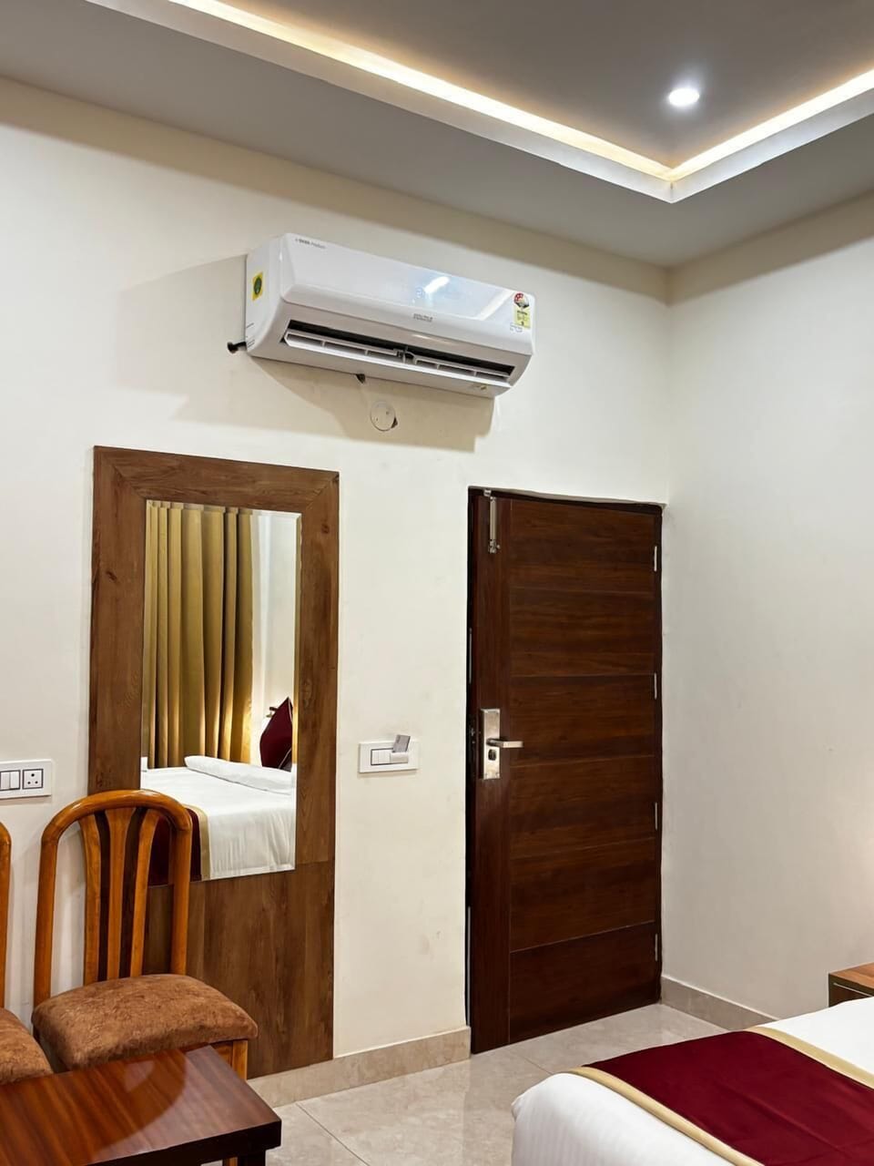 Deluxe Double Room, Mountain View | Desk, free WiFi