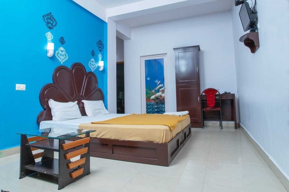 Double Room | Desk