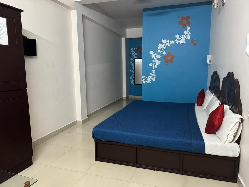 Double Room | Desk