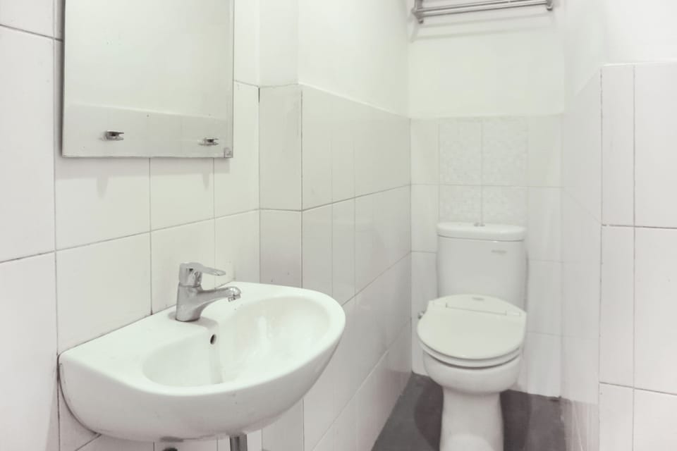 Shower, towels, soap, shampoo