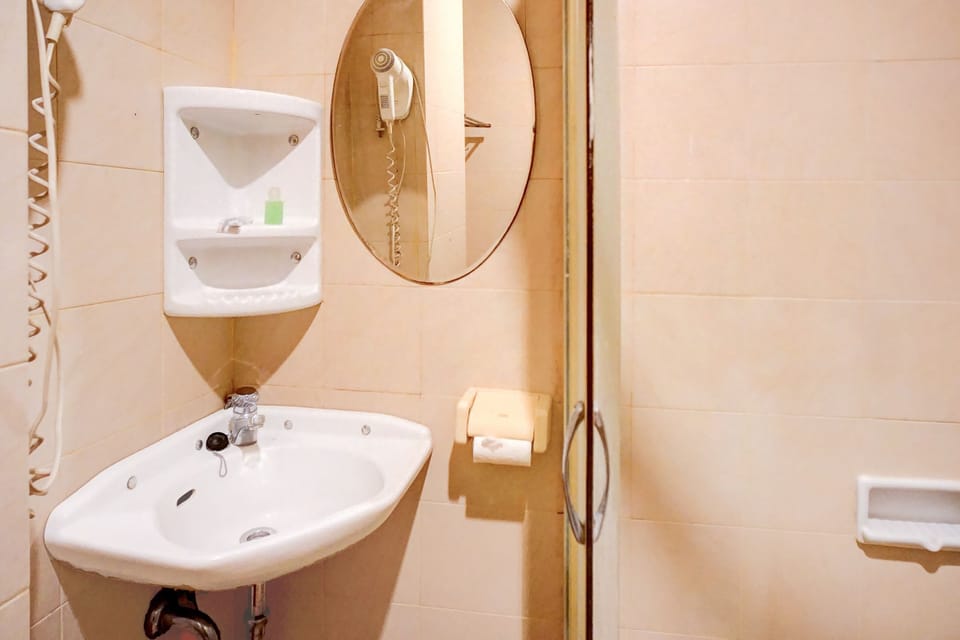 Shower, rainfall showerhead, free toiletries, towels