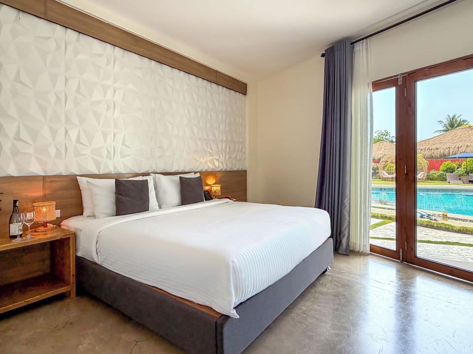 Deluxe Triple Room, Pool View | Desk, free WiFi