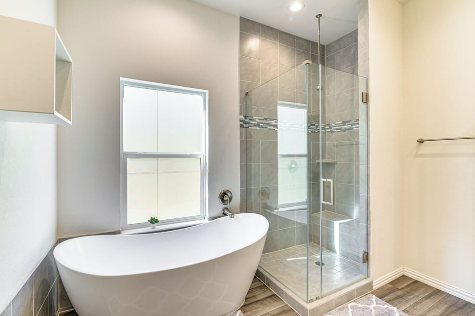5 Mi to Downtown - Chic Home w/ Patio in Houston! Cottage in Harris County