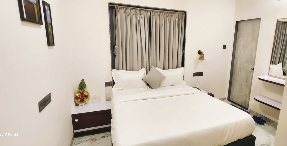 Basic Double Room | Soundproofing, iron/ironing board, WiFi (free)