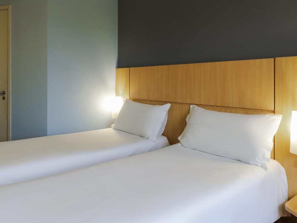 Standard Room, 2 Twin Beds | Hypo-allergenic bedding, minibar, in-room safe, desk