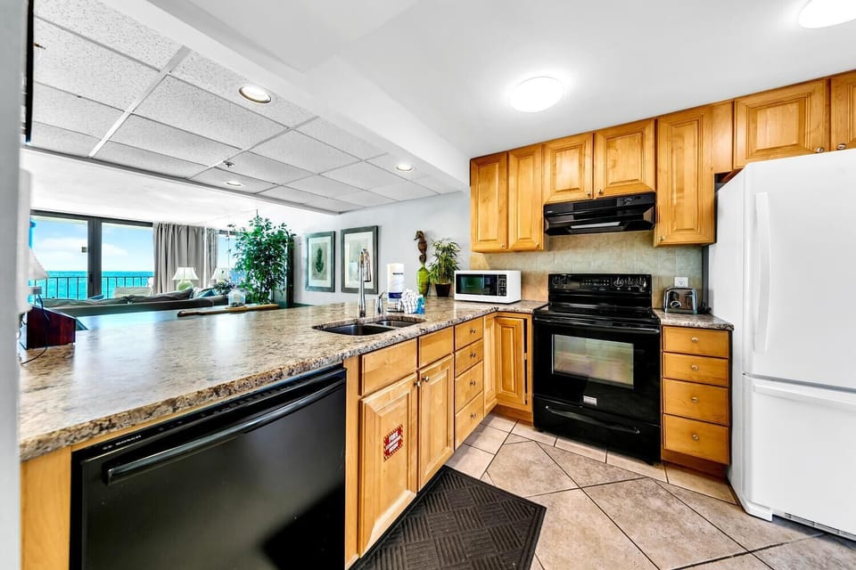 Condo, 1 King Bed with Sofa bed (Edgewater Tower 3-1104) | Private kitchen