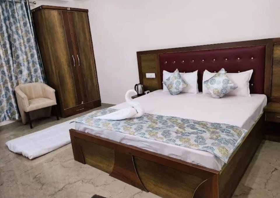 Superior Double Room | Desk