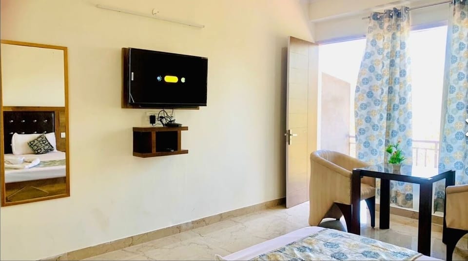 Comfort Double Room | Desk