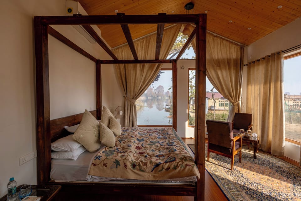 5 bedrooms, blackout drapes, WiFi (free), bed sheets