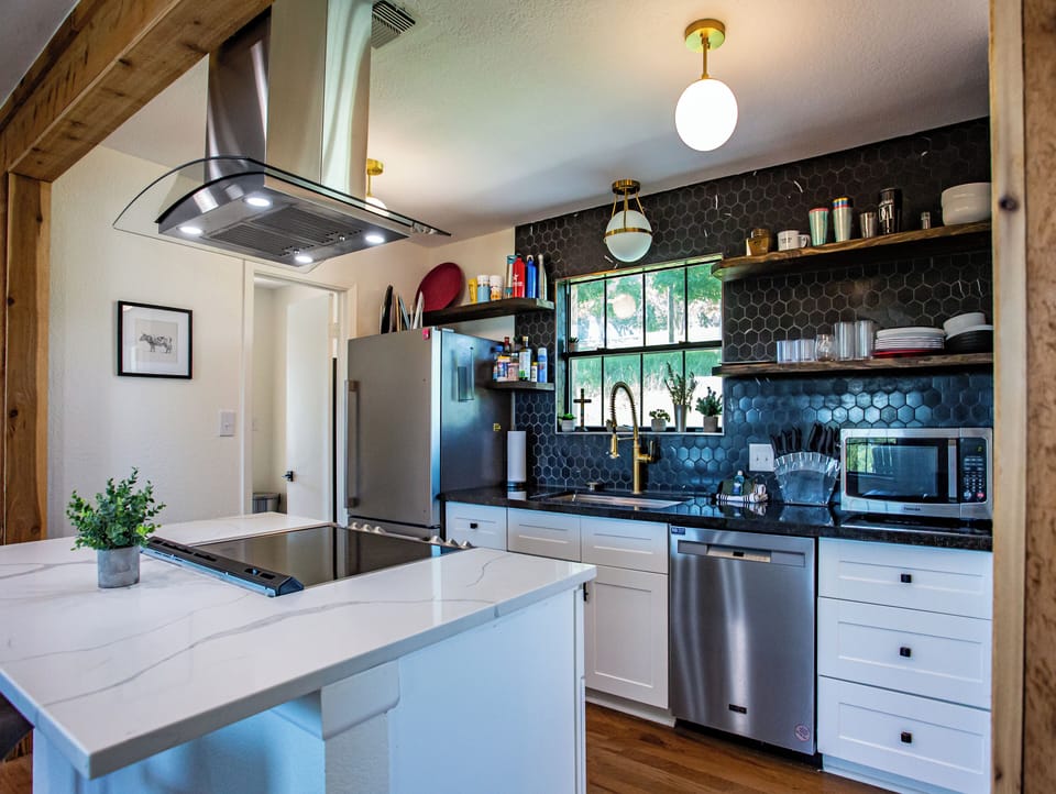 Deluxe Apartment, Patio | Private kitchen | Coffee/tea maker, paper towels