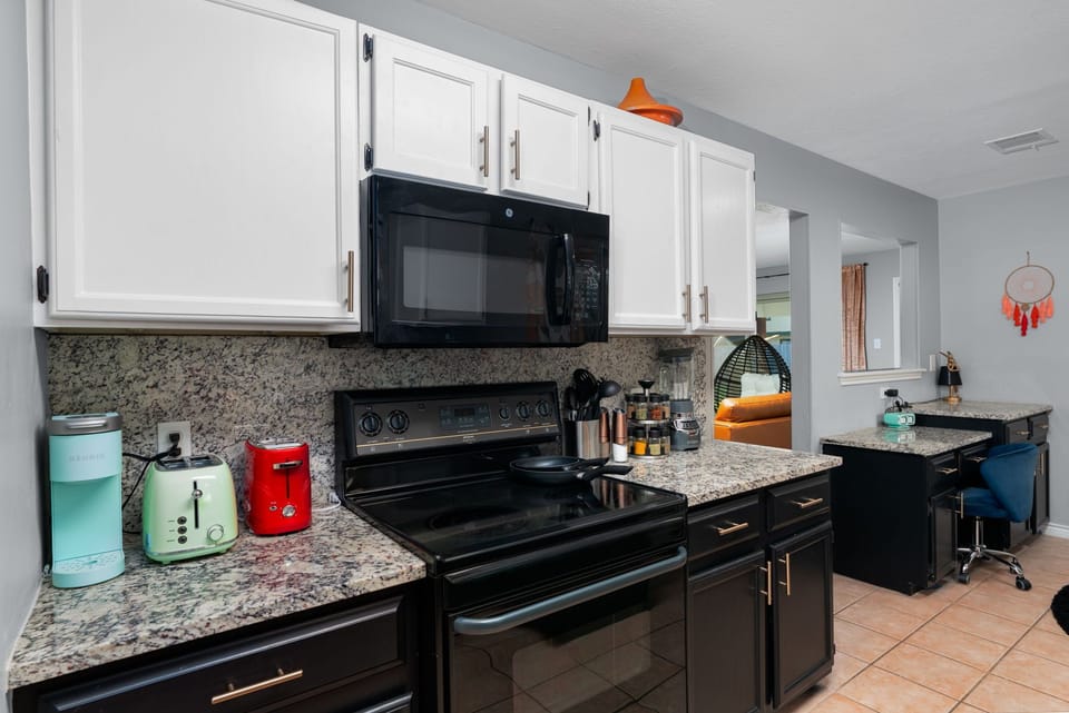 Family House, 6 Bedrooms, Non Smoking, Private Pool | Private kitchen | Coffee/tea maker, electric kettle, toaster