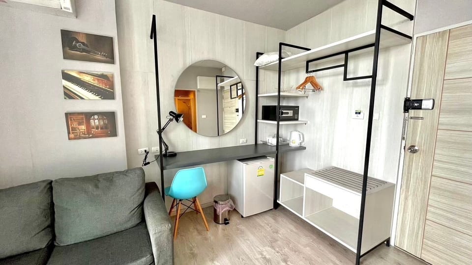 Deluxe Apartment, Balcony, Beach View | Living room