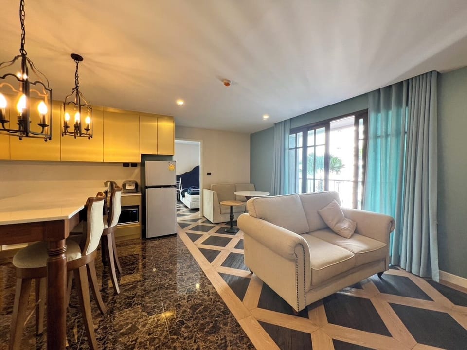 Family Condo, 2 Bedrooms, Pool View | Living area | 32-inch flat-screen TV with digital channels, Netflix