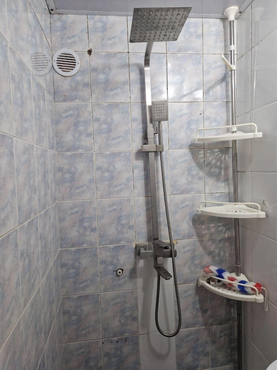 Basic Cabin | Bathroom | Shower, hair dryer, slippers, towels
