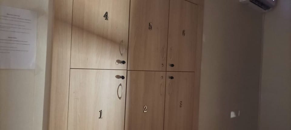 2 bedrooms, desk, laptop workspace, blackout drapes