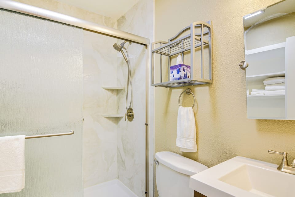 Walk to Giant Steps & Hot Tub: Brian Head Condo! Apartment in Brian Head