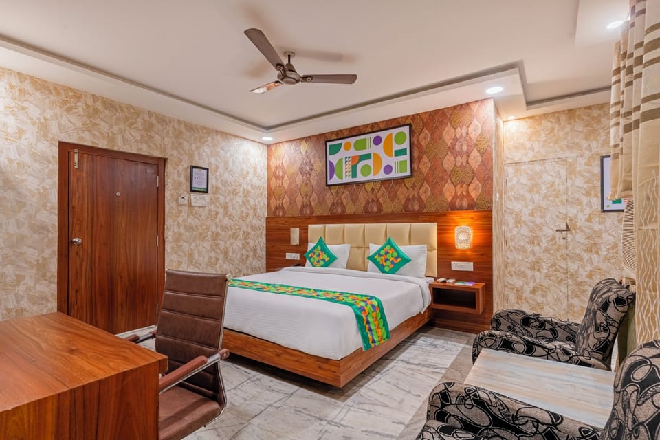 Premium Room | Desk, blackout drapes, iron/ironing board, individually furnished