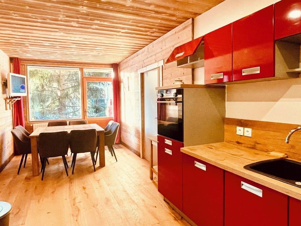 Comfort Chalet, Mountain View | Private kitchen | Highchair