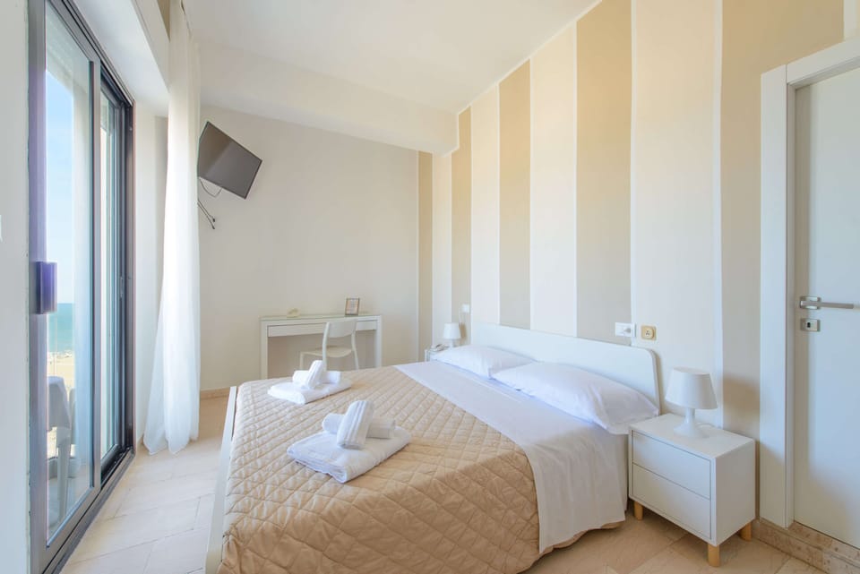 Double Room, Sea View | In-room safe, soundproofing, free WiFi, bed sheets