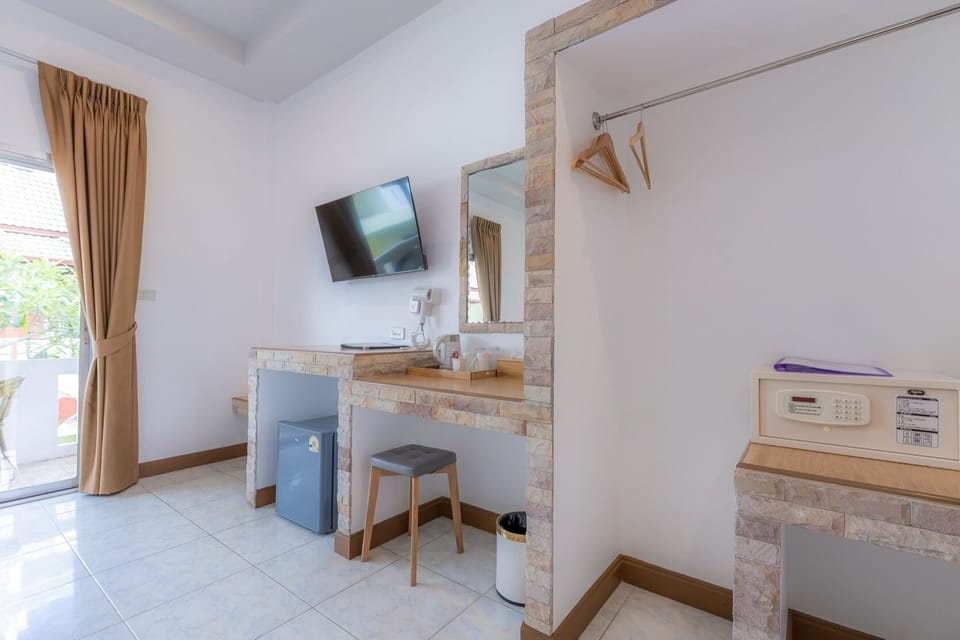 Comfort Studio | In-room safe, desk, laptop workspace, blackout drapes