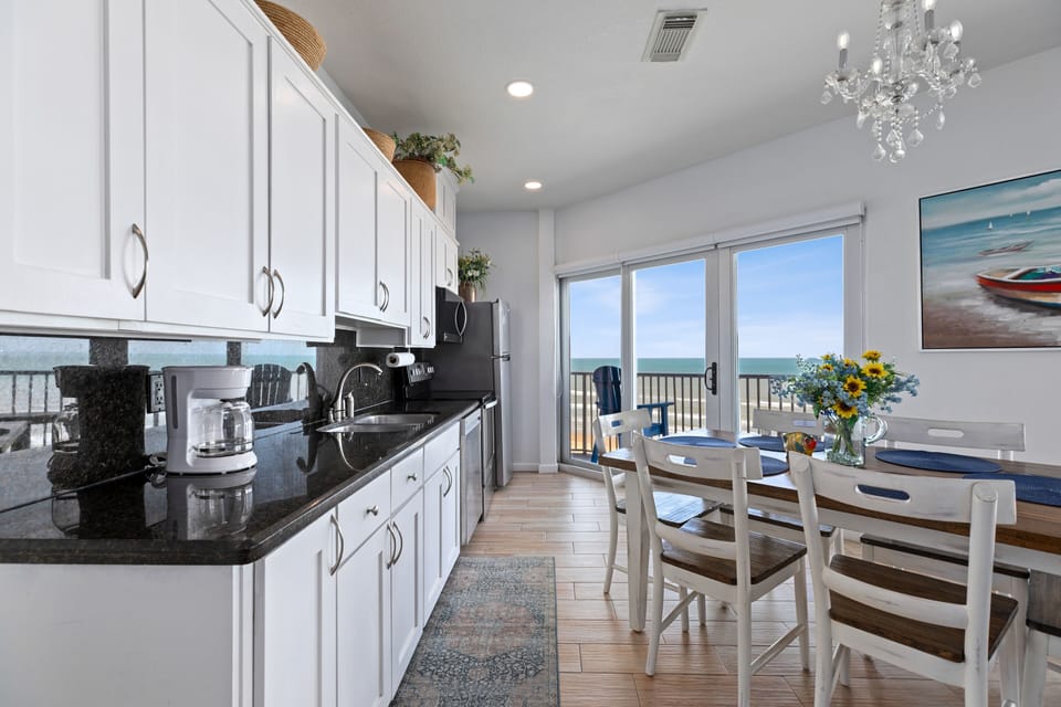 Condo, 3 Bedrooms | Private kitchen | Fridge, oven, coffee/tea maker, toaster