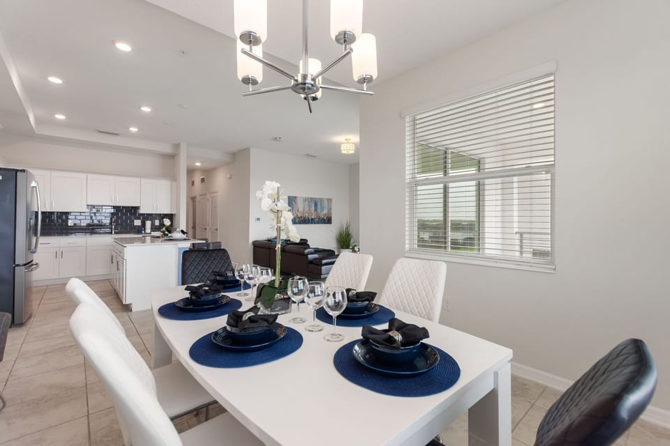 Condo, 2 Bedrooms | Dining