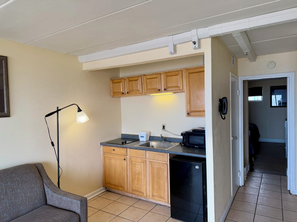 2 Double Beds, One-Bed,Effi Kitchenette | Private kitchenette | Mini-fridge, microwave, coffee/tea maker