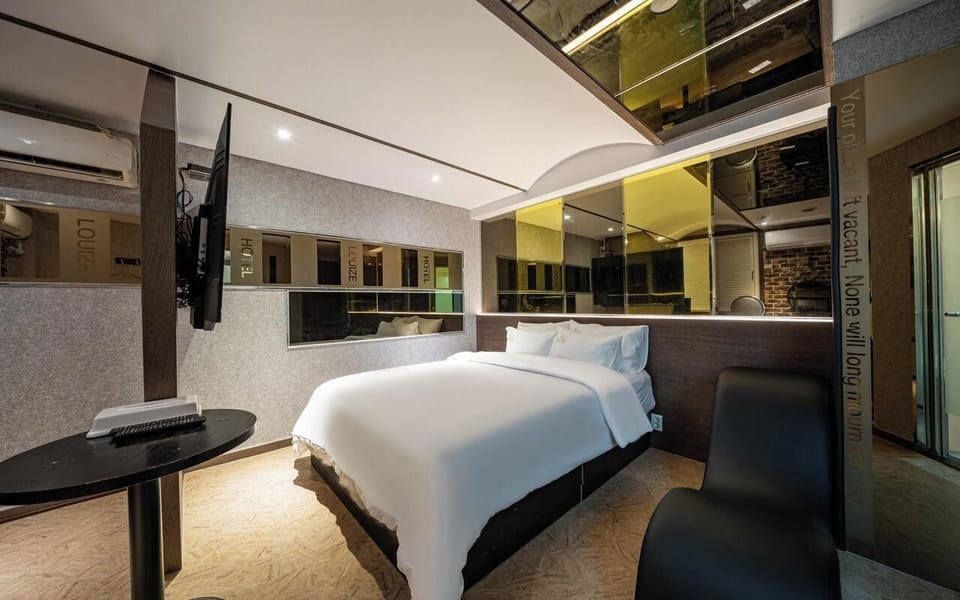 Desk, laptop workspace, WiFi (free), bed sheets