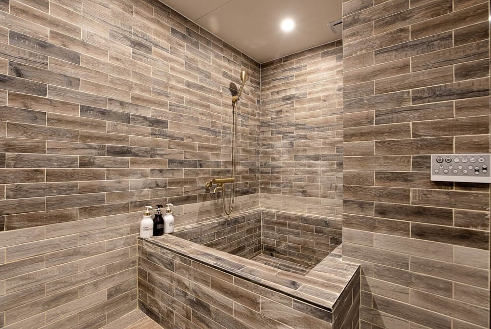 Luxury Double or Twin Room, 2 Queen Beds, Non Smoking | Bathroom | Hair dryer, towels, soap, shampoo