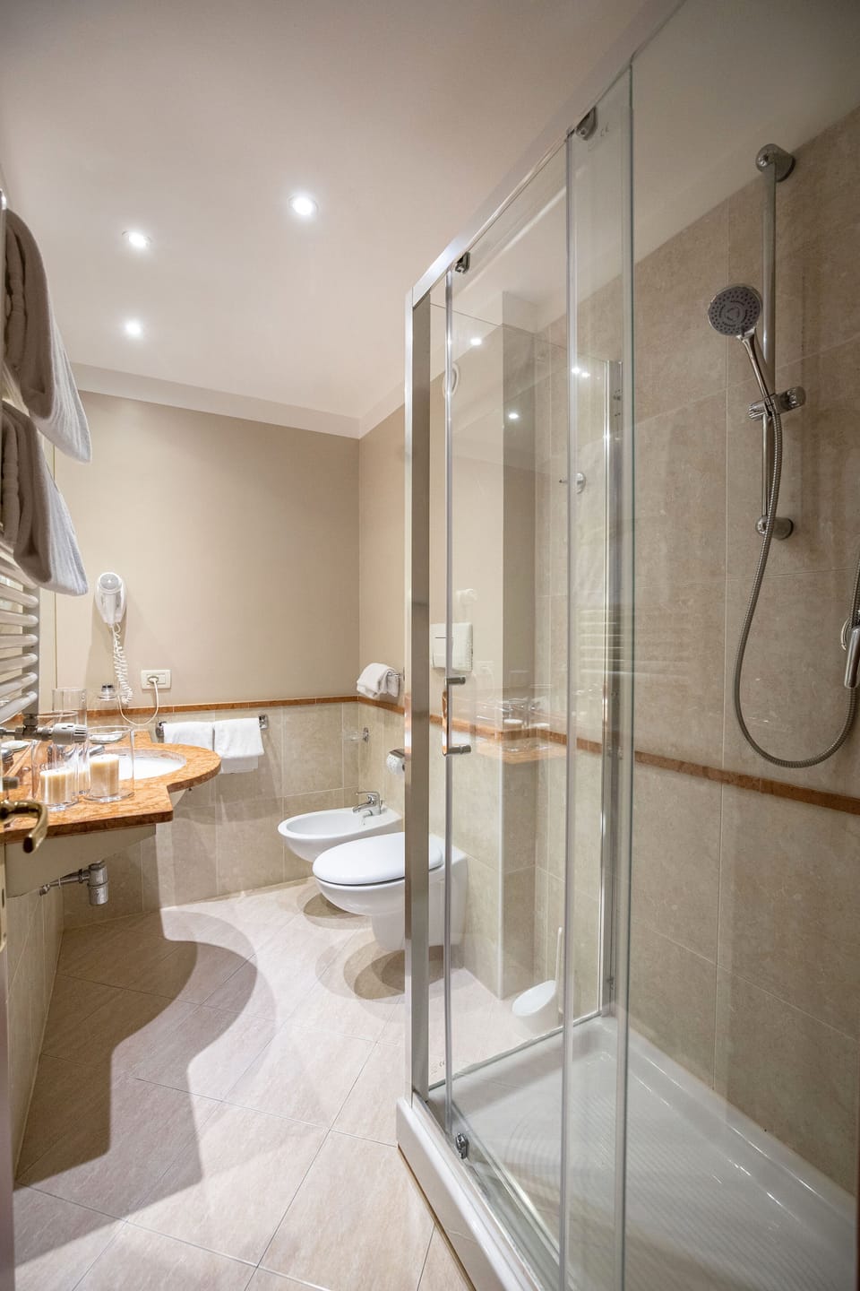 Combined shower/tub, free toiletries, hair dryer, bidet