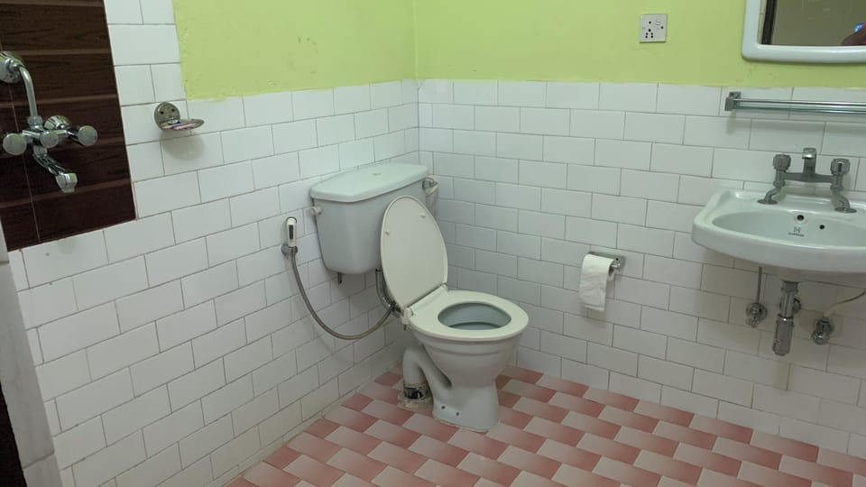 Classic Double or Twin Room | Bathroom