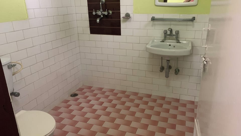 Classic Double or Twin Room | Bathroom