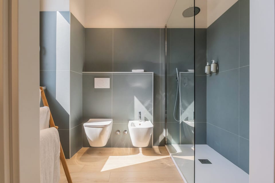 Junior Room | Bathroom | Shower, free toiletries, bathrobes, slippers